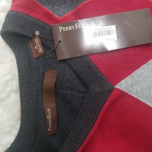 Perry Ellis V neckline Geometric Pattern Sweater, Gray, charcoal & Red colors. M - Picture 5 of 8